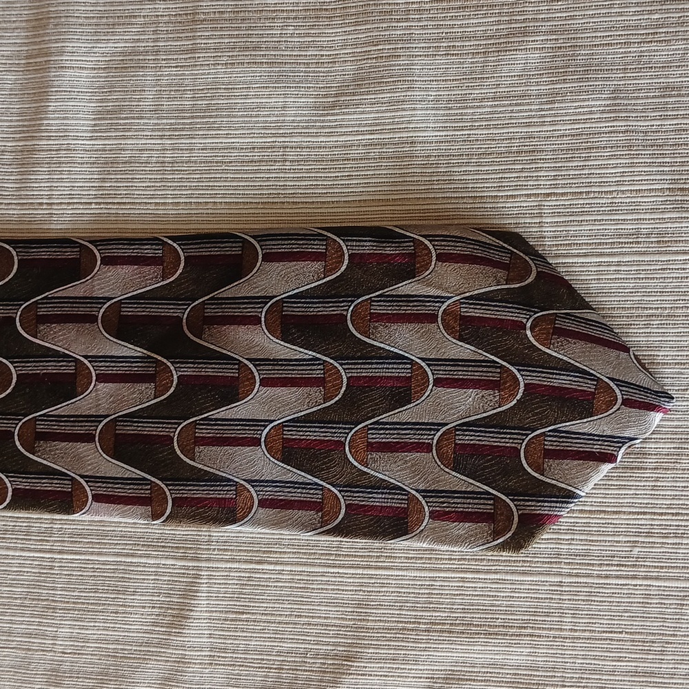 Pierre Balmain 100% silk Designer Geometric Patterned Tie - Picture 3 of 3